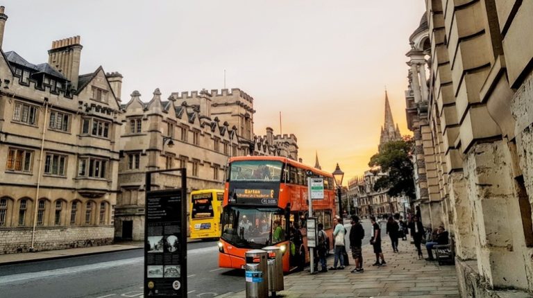 Birleşik Krallık’ın Sıfır Emisyonlu Bölgesi: Oxford ZEZ Oxford’un şehir merkezinde uygulanan sıfır emisyonlu bölge (ZEZ), çevre dostu ulaşım ve sürdürülebilir şehir planlaması.