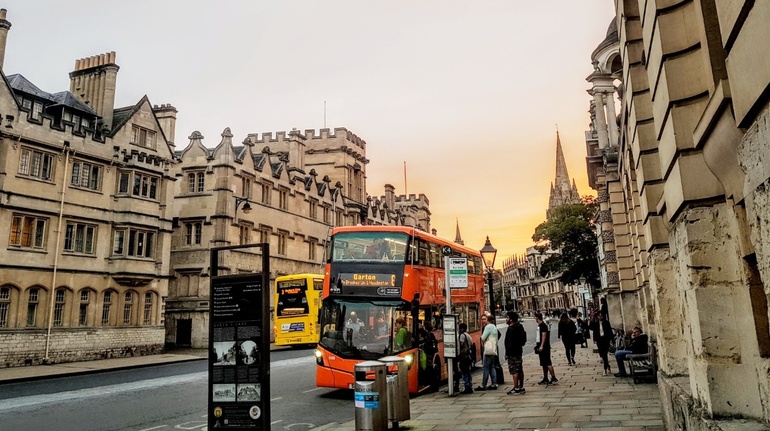 Oxford’un şehir merkezinde uygulanan sıfır emisyonlu bölge (ZEZ), çevre dostu ulaşım ve sürdürülebilir şehir planlaması.