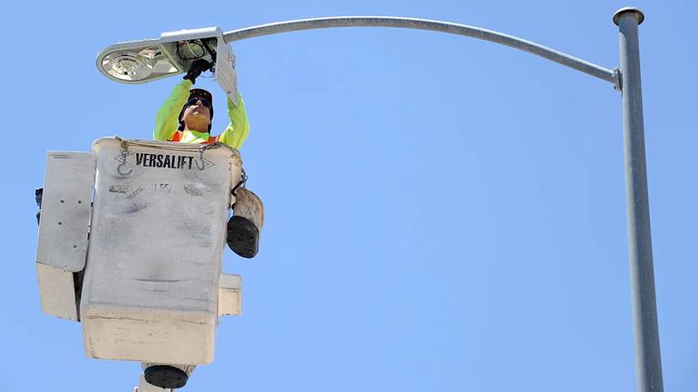 Fullerton şehri akıllı şehir projesi kapsamında enerji verimliliği çalışmaları ile güneş panelleri ve LED sokak lambaları