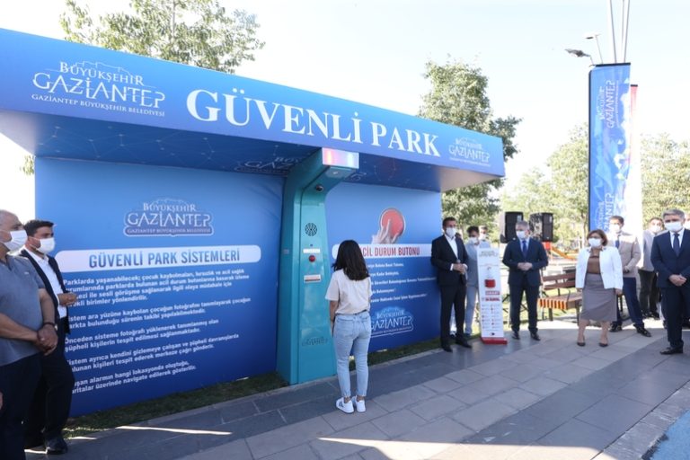 Gaziantep Güvenli Parkları Hayata Geçiriyor Gaziantep'teki akıllı şehir konseptiyle donatılmış güvenli park projesi, kentsel yaşam kalitesini artıran ve vatandaşlara güvenli alanlar sunan akıllı çözümler.
