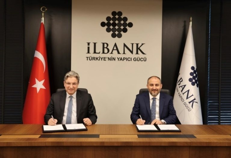 ÇŞB ve İller Bankası Arasında Akıllı Şehir İşbirliği Protokolü İmzalandı Türkiye’de Akıllı Şehir Dönüşüm Finansmanı için işbirliği protokolü imzalanıyor. T.C. Çevre, Şehircilik ve İklim Değişikliği Bakanlığı ve İller Bankası yetkilileri, akıllı şehir projelerine finansman desteği sağlamak için bir araya geliyor.