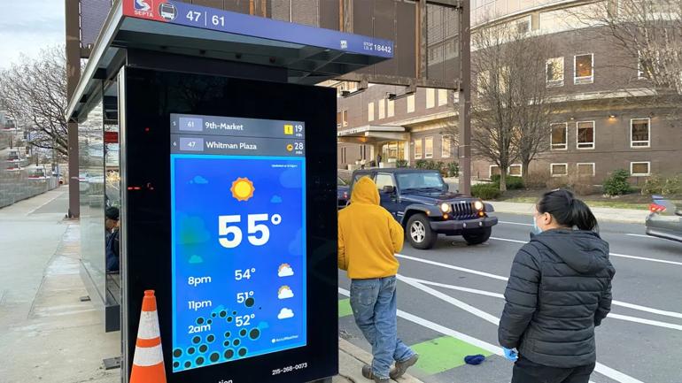 Philadelphia’daki otobüs duraklarına yerleştirilen dijital ekranlar, yolculara gerçek zamanlı otobüs varış bilgileri sunuyor.