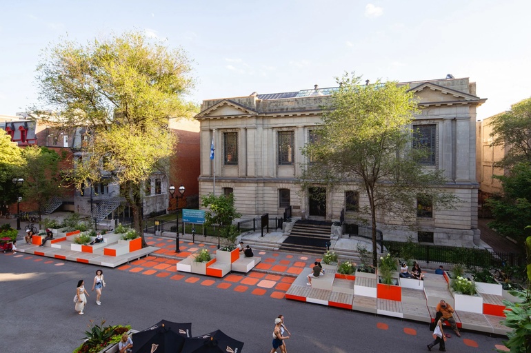 "Agora Maximus, Montreal’de Saint-Denis Caddesi’ni taktiksel şehircilik ile yenileyen, sürdürülebilir ve inovatif bir yaya alanı projesi."